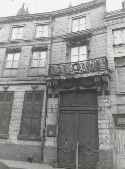 façade sur rue, vue partielle