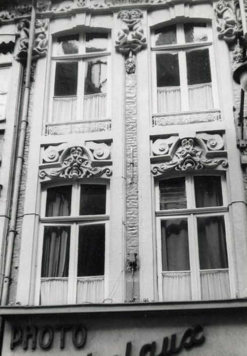 façades sur rue, vue partielle