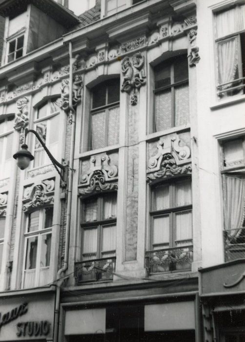 façades sur rue, vue partielle