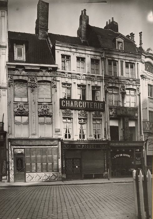 façades sur rue, vue partielle