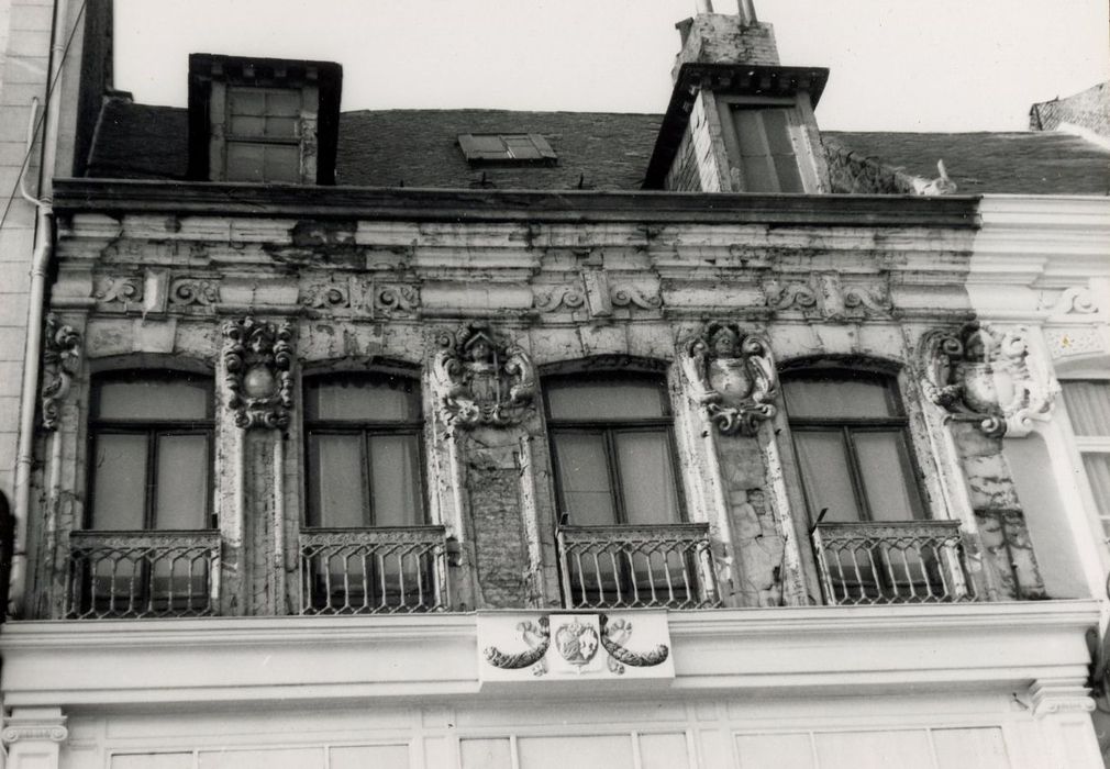 façade sur rue du n°5, vue partielle