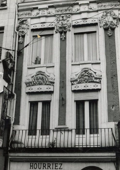 façade du n°8 sur rue, vue partielle