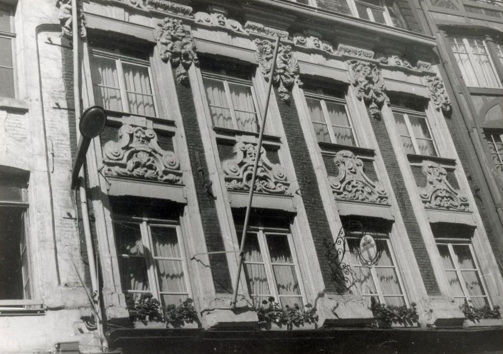 façades sur rue, vue partielle