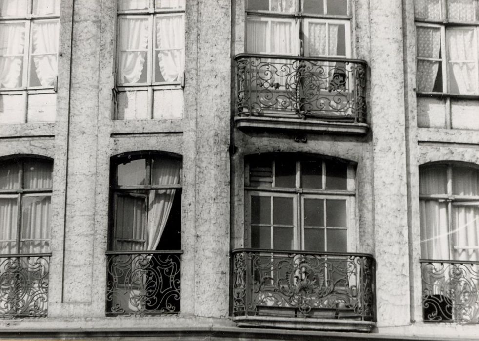 façade sur rue, détail des garde-corps