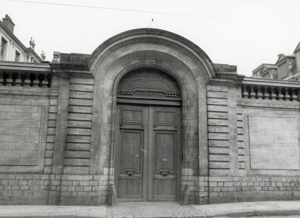 portail monumental d'accès sur rue à la cour d'honneur