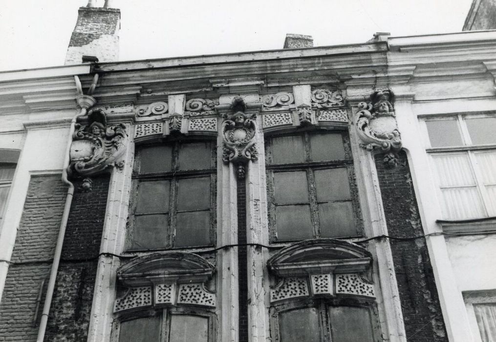 façade sur rue, vue partielle