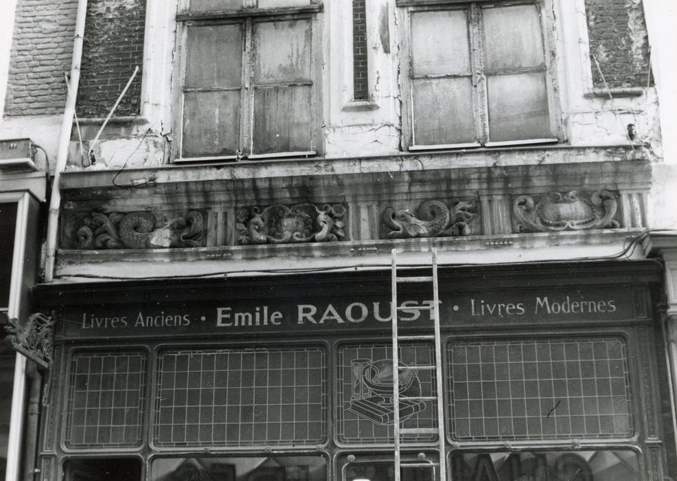 façade sur rue, vue partielle