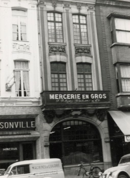 façades sur rue, vue partielle