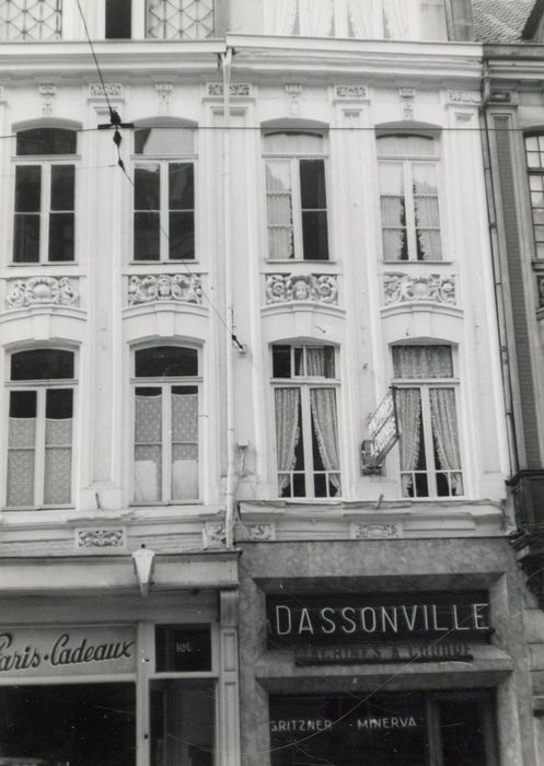 façades sur rue, vue partielle