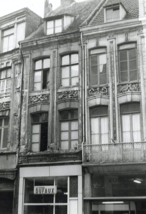 façades sur rue, vue partielle