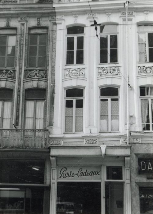 façades sur rue, vue partielle