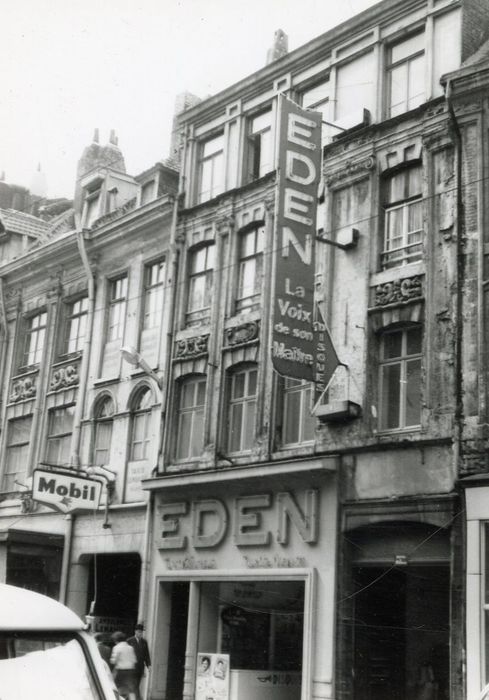 façades sur rue, vue partielle