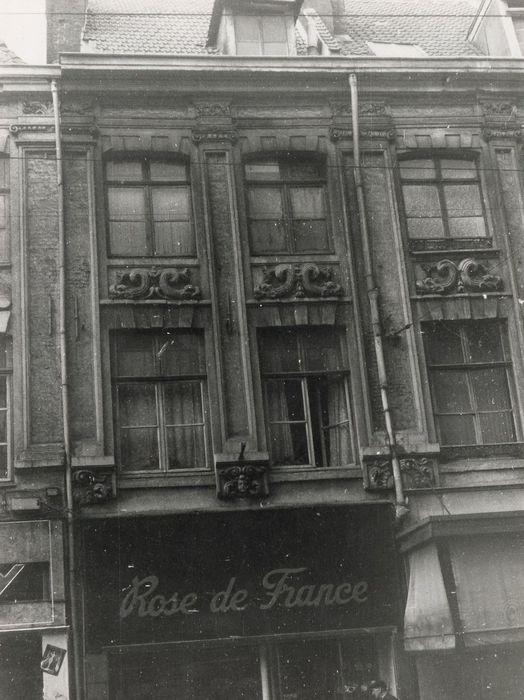 façades sur rue, vue partielle