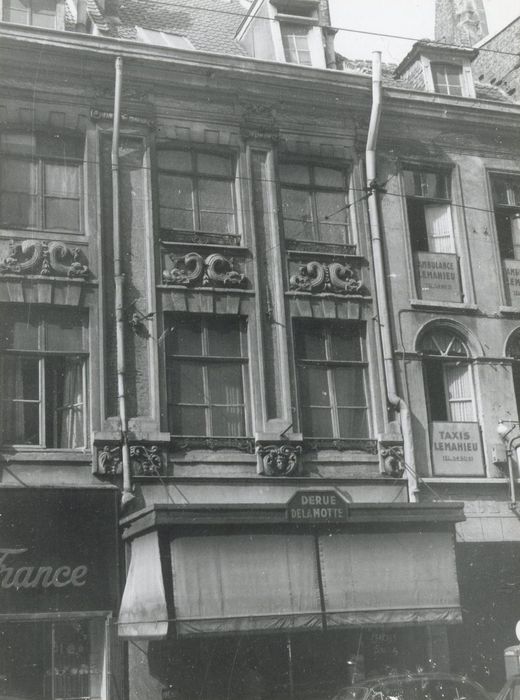 façades sur rue, vue partielle