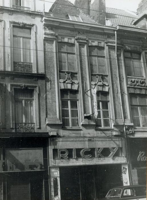 façades sur rue, vue partielle