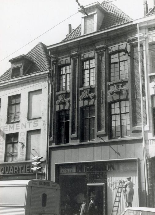 façades sur rue, vue partielle