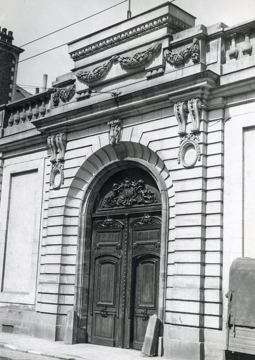 portail monumental d’accès sur rue à la cour d’honneur