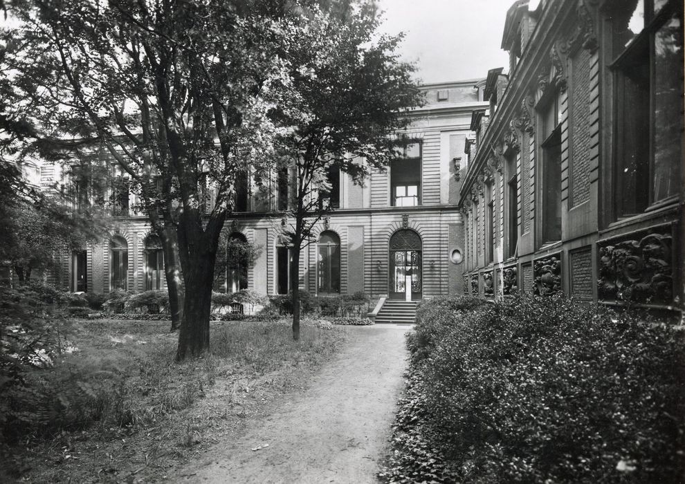 façades sur jardin, vue partielle