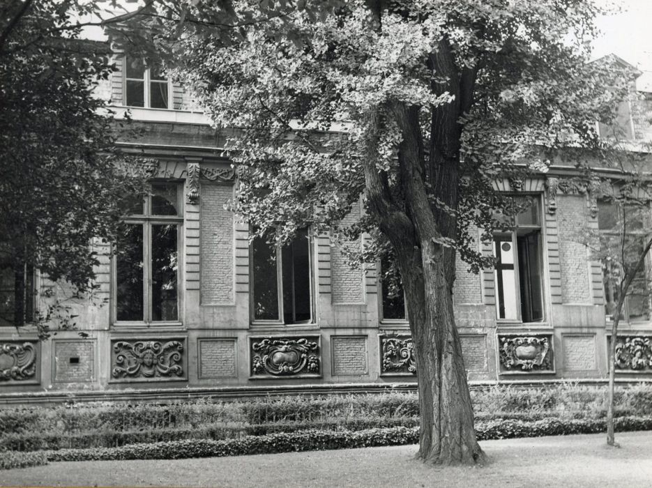 aile latérale sur jardin, vue partielle de la façade