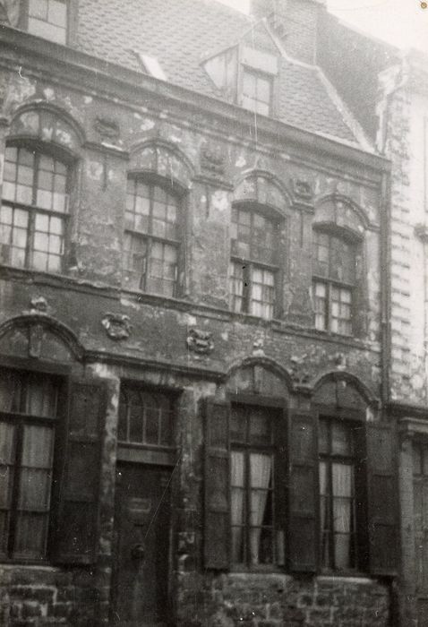 façade sur rue, vue partielle