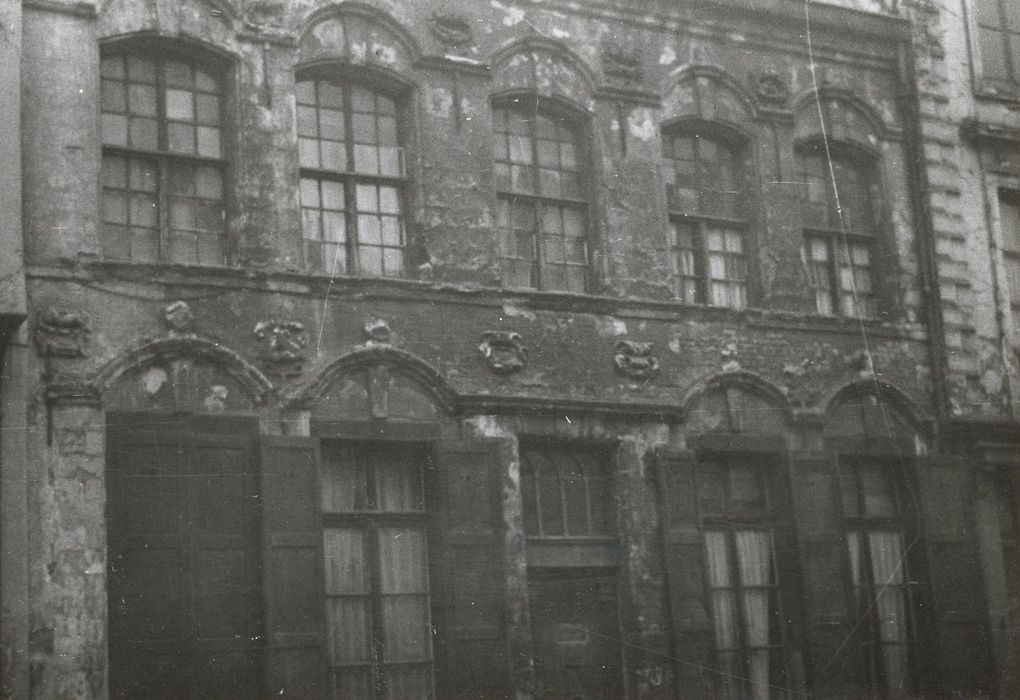 façade sur rue, vue partielle