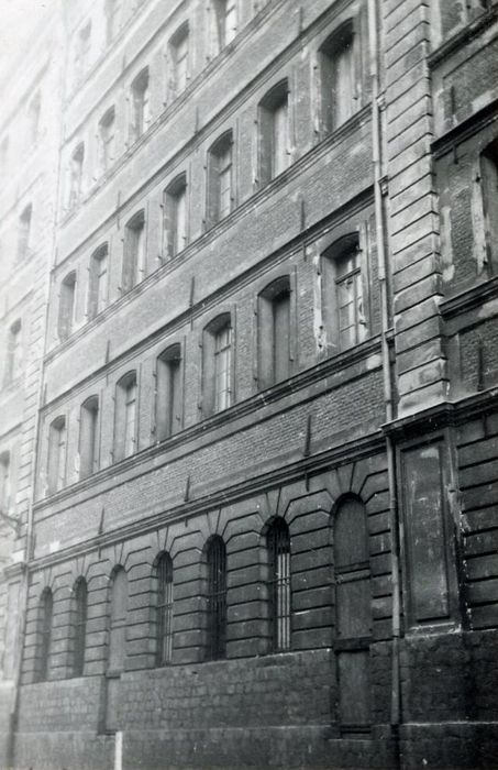 façade sur rue, vue partielle