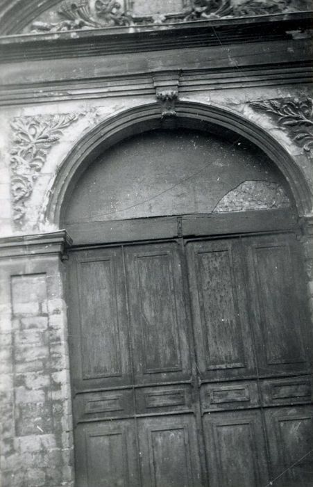 portail d’accès sur rue, vue partielle