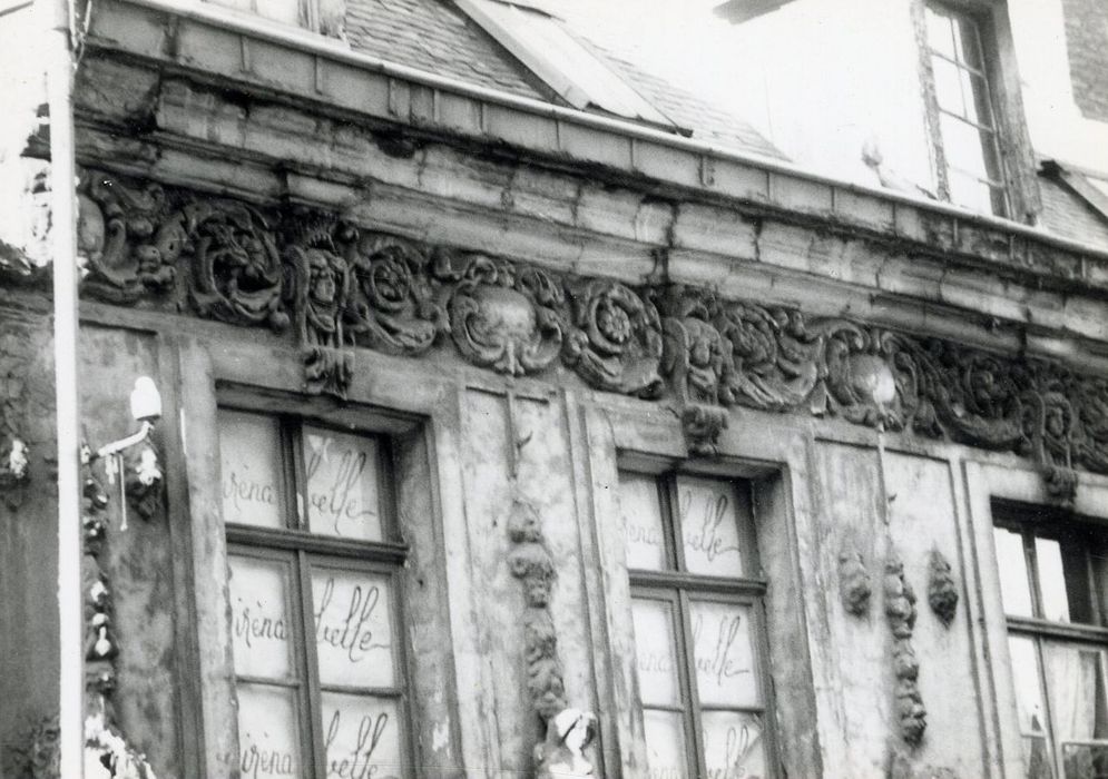 façade sur rue, détail des décors sculptés