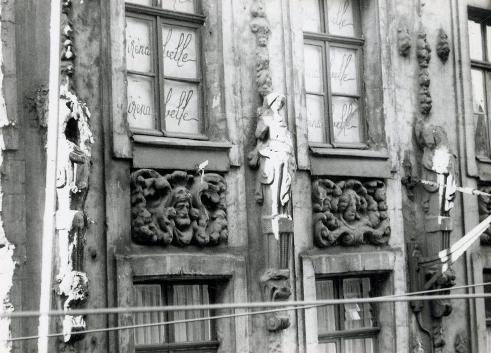 façade sur rue, détail des décors sculptés