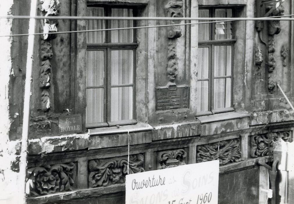 façade sur rue, détail des décors sculptés