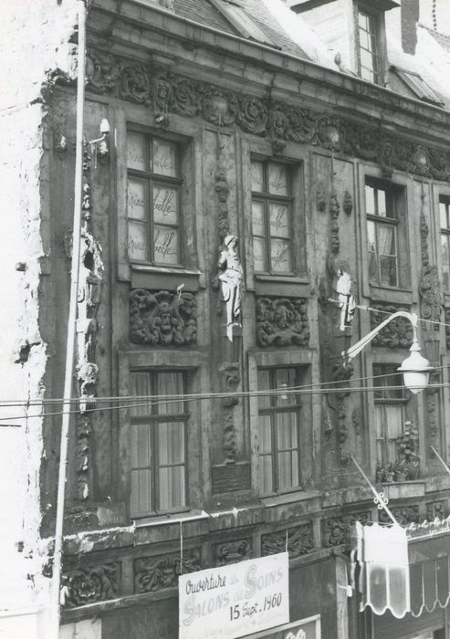 façade sur rue, vue partielle