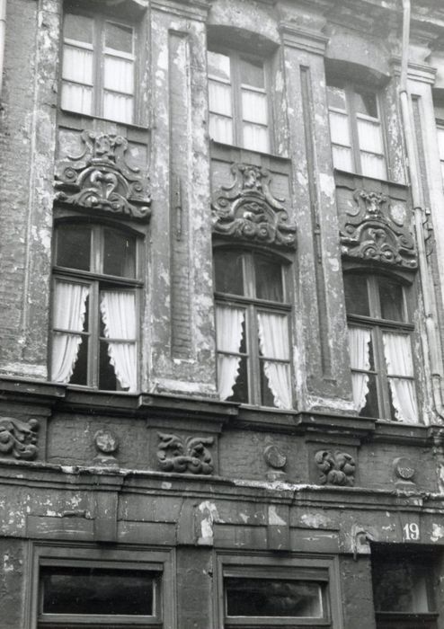 façades sur rue, vue partielle