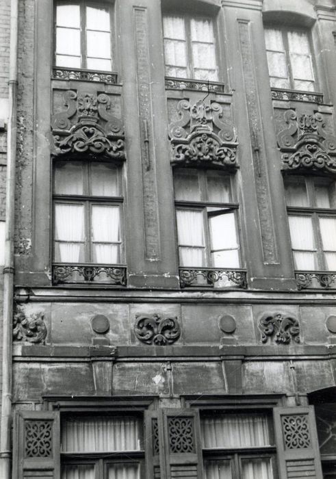 façades sur rue, vue partielle