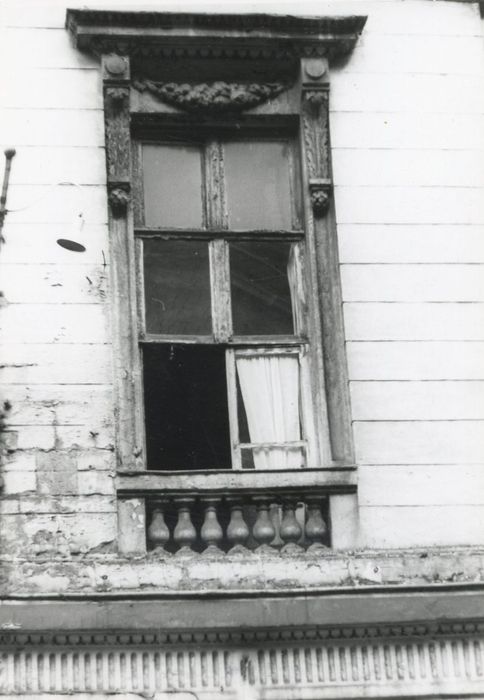 façade sur rue, détail d’une baie du 1er étage