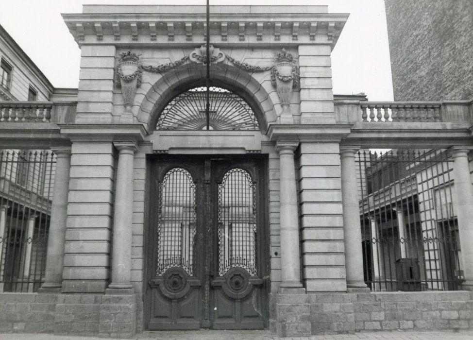 portail monumental d’accès sur rue à la cour d’honneur