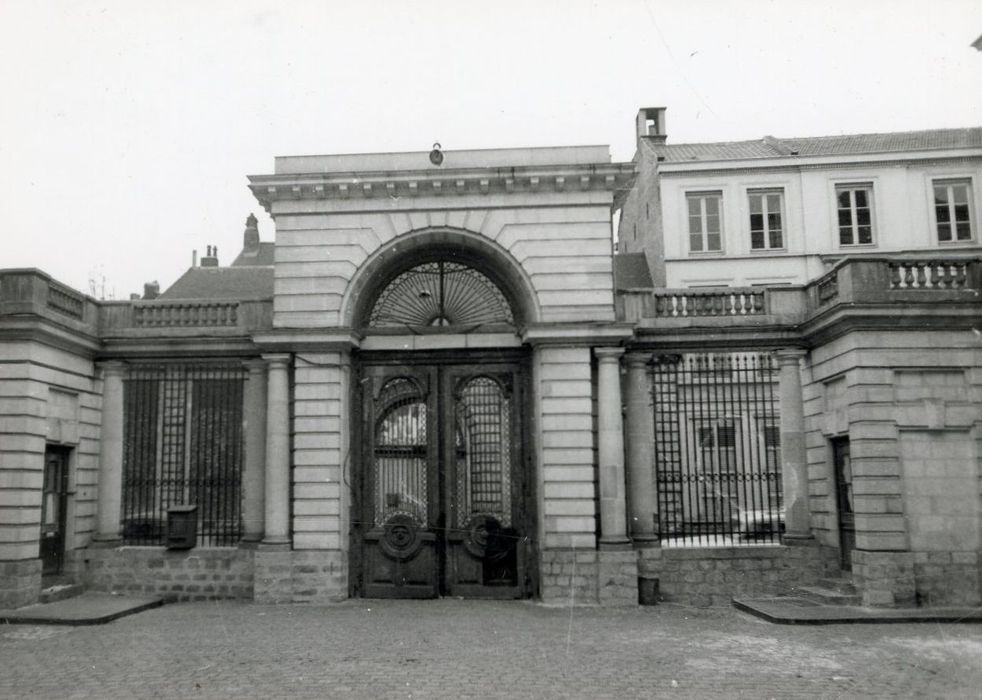 portail monumental d’accès sur rue à la cour d’honneur, élévation interne