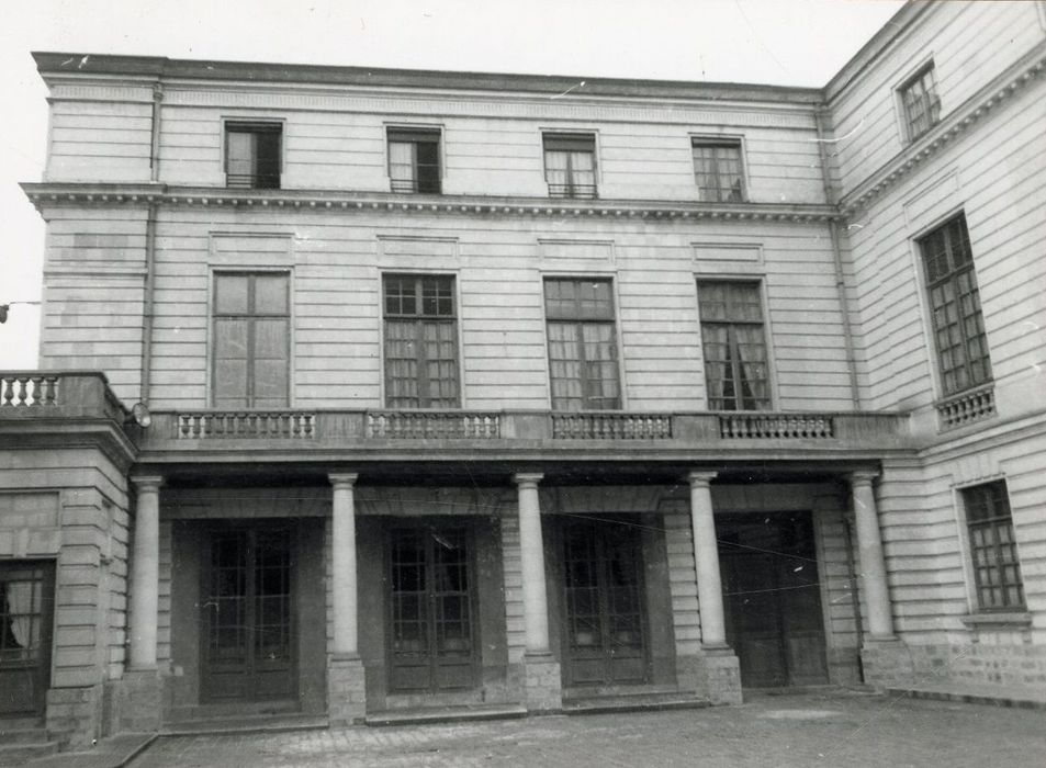 cour d’honneur, aile de droite, façade