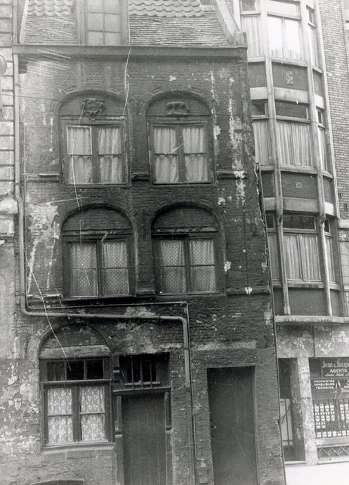 façade sur rue, vue partielle