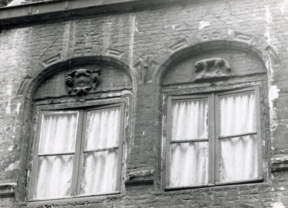 façade sur rue, détail des baies du 2e étage