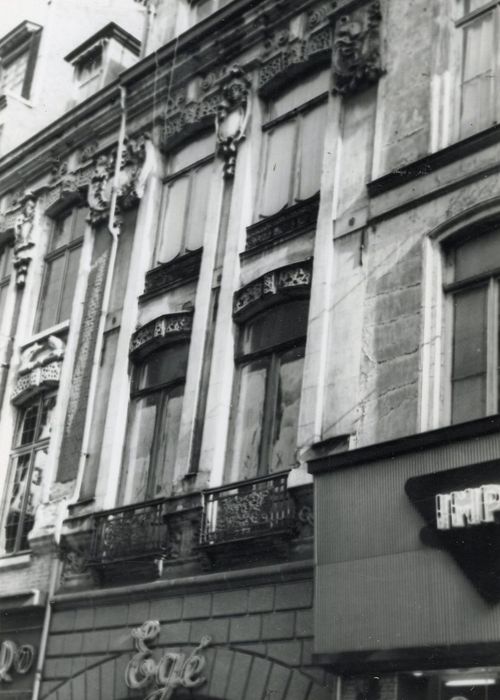 façades sur rue, vue partielle