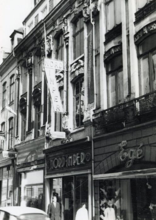 façades sur rue, vue partielle