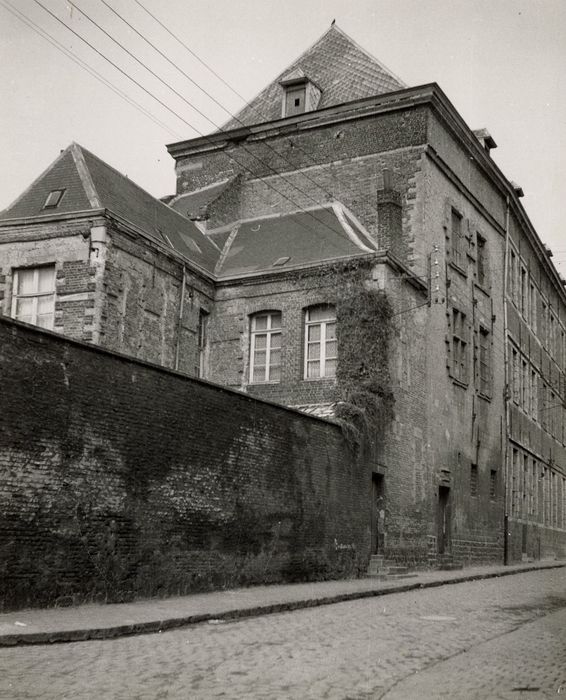 vue partielle des façades depuis la rue de Hecques