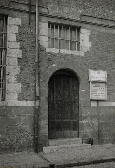 porte d’accès à la salle des Ventes rue de Hecques