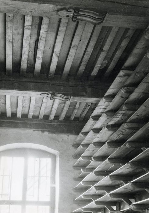 salle de dépôt, vue partielle du plafond