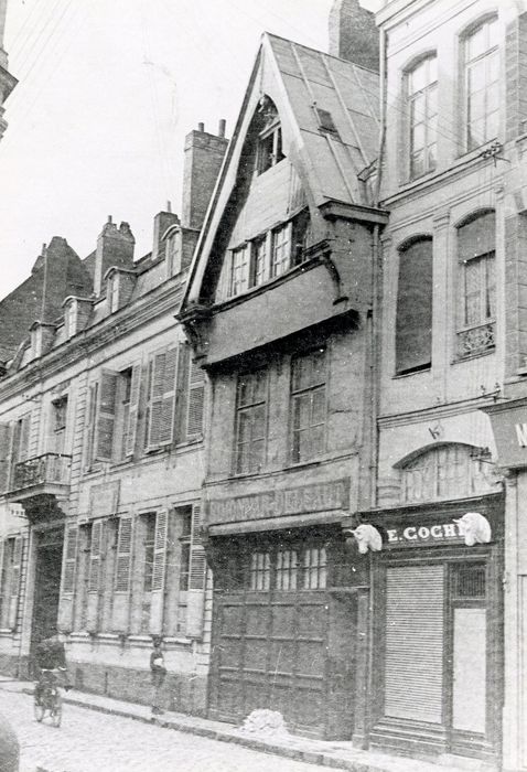 vantaux de la porte d’accès sur rue, vue partielle