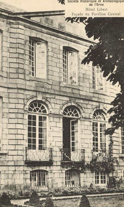 façade sur jardin, vue partielle