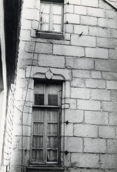 façade sur cour du n°70 Grande Rue, détail d’une fenêtre