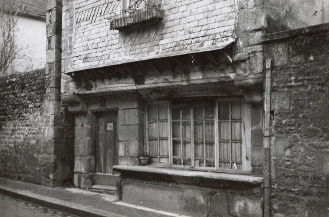 façade sur rue, vue partielle