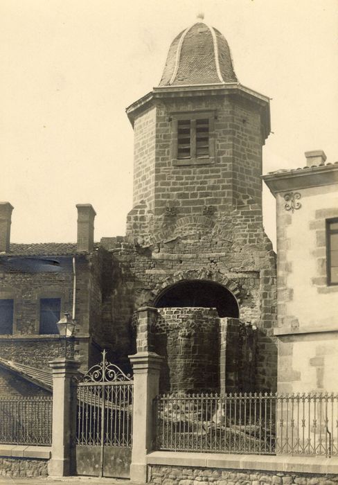 vue partielle de l’église, clocher