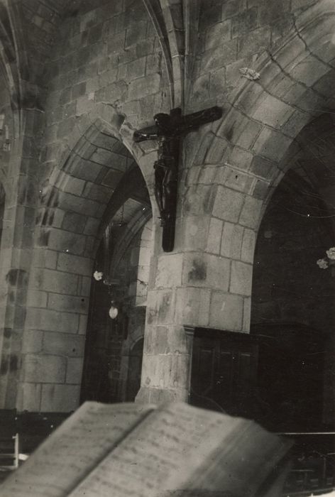 statue : Christ en croix